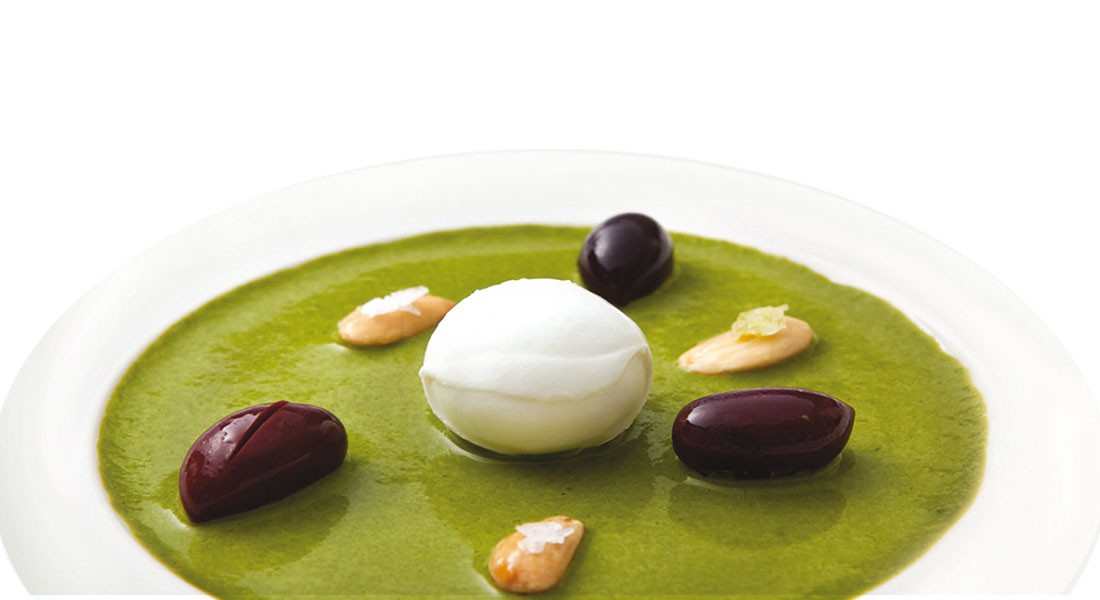 Fantasia di mozzarella, Mandorle Ventura e olive su salsa di basilico con Pinoli