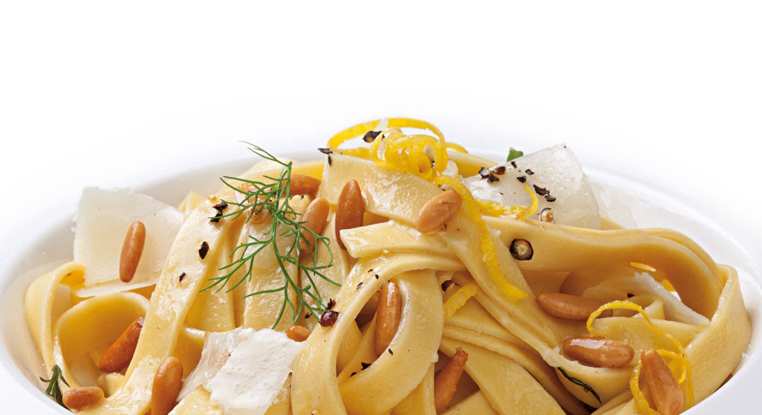 Tagliatelle con erbe, pecorino e Pinoli Ventura