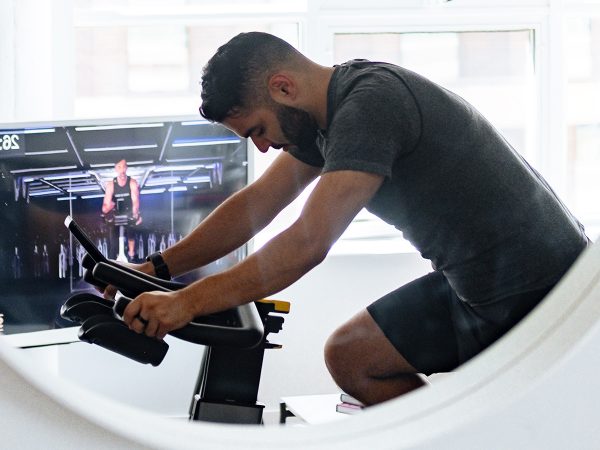 RAGAZZO BARBA CYCLETTE RIFLESSO SPECCHIO SCHERMO PERSONAL TRAINER