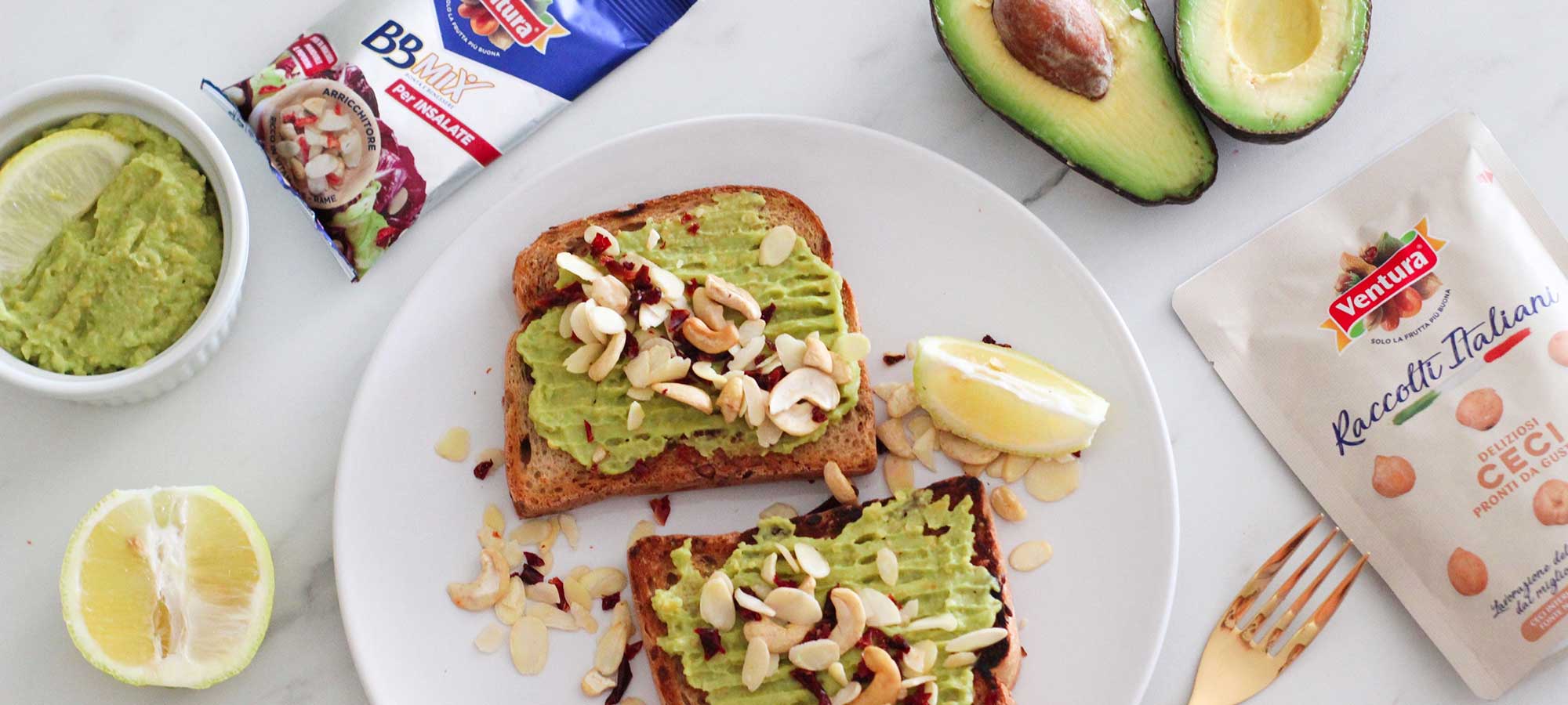 Avocado toast con hummus di ceci e avocado e mix di Frutta Secca Ventura