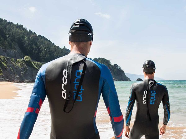 uomini di spalle muta da nuoto cuffia amre spiaggia